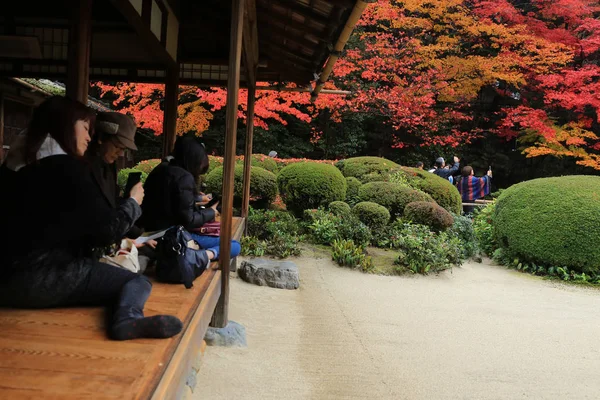 Turistler ve oturup gözlemlemek Shisen-do Bahçe sonbahar mevsimi