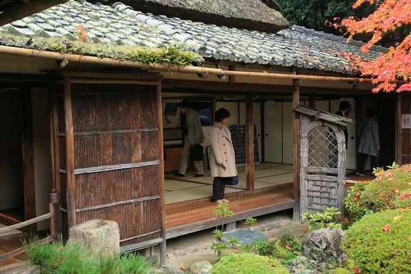 Turis duduk dan mengamati musim gugur kebun Shisen-do — Stok Foto