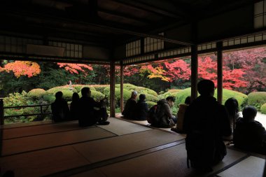 Turistler ve oturup gözlemlemek Shisen-do Bahçe sonbahar mevsimi