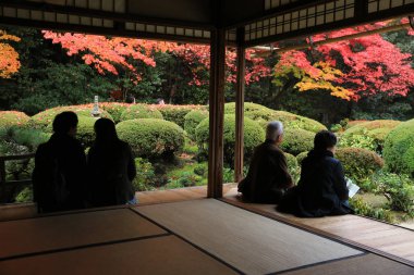 Turistler ve oturup gözlemlemek Shisen-do Bahçe sonbahar mevsimi