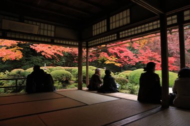Turistler ve oturup gözlemlemek Shisen-do Bahçe sonbahar mevsimi