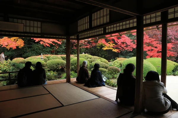 Туристы сидят и наблюдают осенний сезон Shisen-do сад — стоковое фото