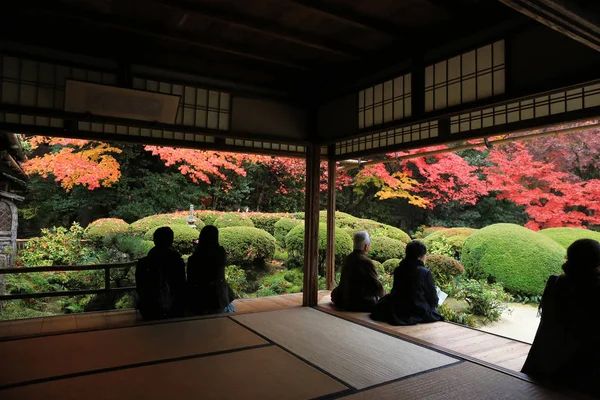 Туристы сидят и наблюдают осенний сезон Shisen-do сад — стоковое фото