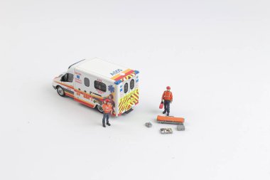  Oyuncak figürler olarak oyuncak araba ve sağlık görevlileri ambulans