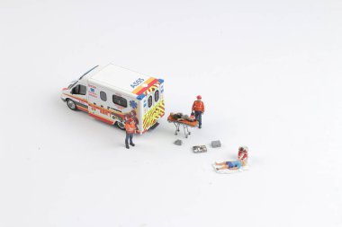  Oyuncak figürler olarak oyuncak araba ve sağlık görevlileri ambulans