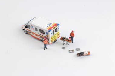 Oyuncak figürler olarak oyuncak araba ve sağlık görevlileri ambulans