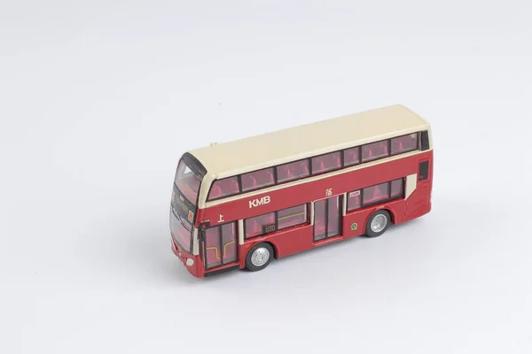 Modelo de ônibus isolado sobre um fundo branco — Fotografia de Stock