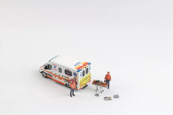 Ambulance comme voiture jouet et ambulanciers comme figurines jouet — Photo