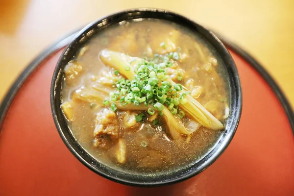 日本料理、野菜入りうどん — ストック写真