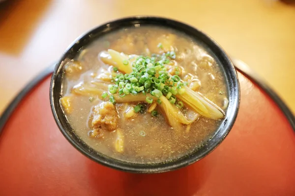 Dania kuchni japońskiej, makaron Udon z warzywami — Zdjęcie stockowe
