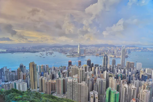 Victoria Harbour Victoria Peak en üstündeki