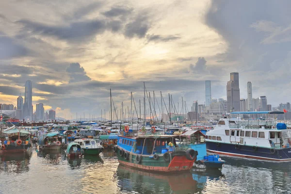 alacakaranlık gökyüzüne Cwb tayfun barınak