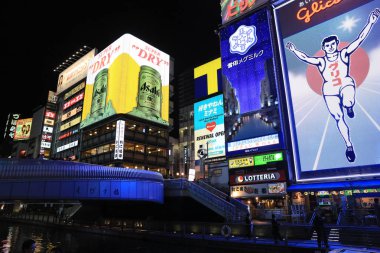 Dotonbori eğlence distr gecede 2014 ikonik Glico işareti