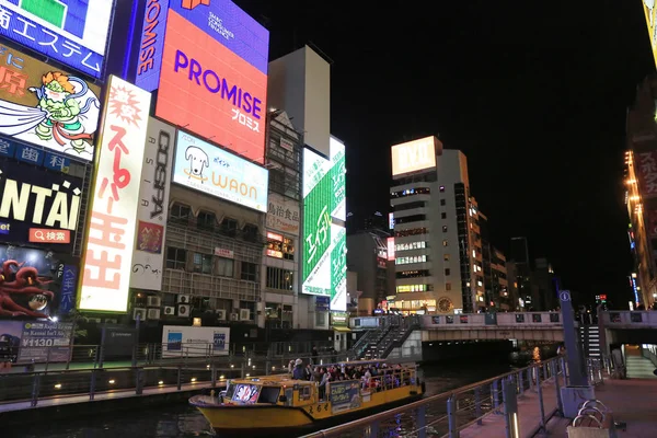 Turismo Dotonbori distrito de entretenimiento en Osaka — Foto de Stock