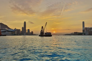 Hong Kong silüetini kowloon arasında