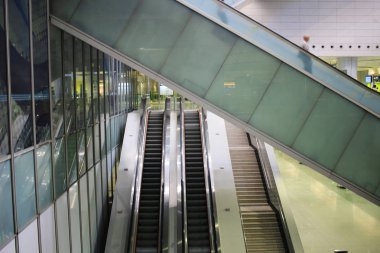 Şehir alışveriş merkezinde hareketli metal yürüyen merdiven