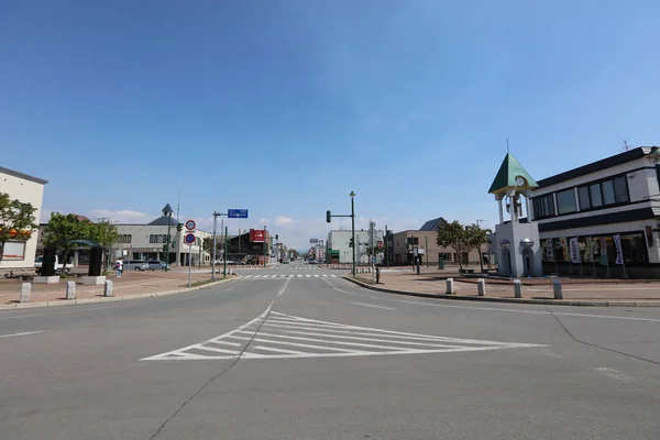 Plaza frente a la estación de tren de Biei en Hokkaido, Japón . — Foto de Stock