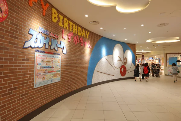 Karakter Doraemon dan pusat hiburan — Stok Foto