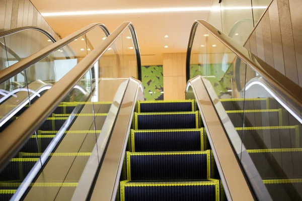 L'escalier roulant d'un aéroport ou d'une gare — Photo