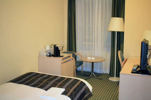 Односпальне ліжко в готельному номері — стокове фото