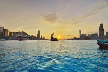 gün batımında hong Kong'da ofis