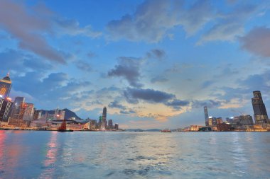Güzel Hong Kong cityscape güneş kümesinde