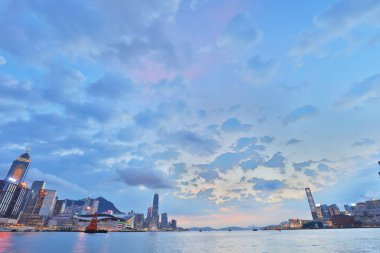 Güzel Hong Kong cityscape güneş kümesinde