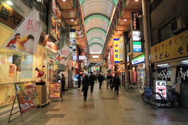 Arcade Nanba alışveriş dükkanında tanımlanamayan kişi.