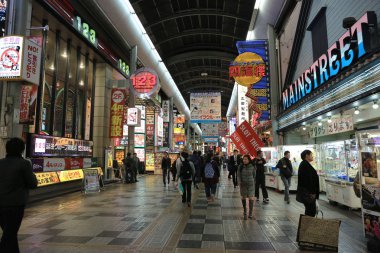 Arcade Nanba alışveriş dükkanında tanımlanamayan kişi.