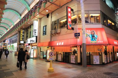 Arcade Nanba alışveriş dükkanında tanımlanamayan kişi.