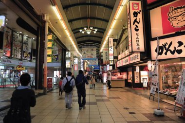 Arcade Nanba alışveriş dükkanında tanımlanamayan kişi.