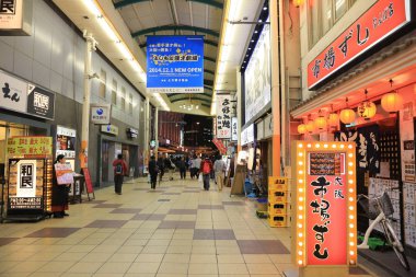 Arcade Nanba alışveriş dükkanında tanımlanamayan kişi.