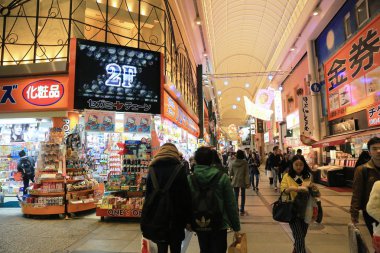 Arcade Nanba alışveriş dükkanında tanımlanamayan kişi.