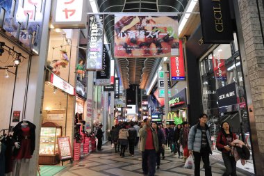 Arcade Shinsaibashi alışveriş dükkanında tanımlanamayan kişi.