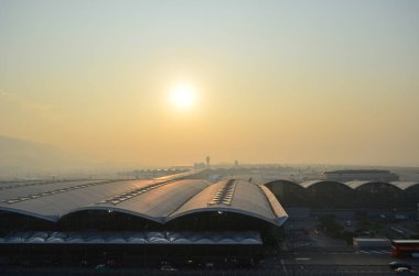 Hong kong Uluslararası Havaalanı trafik kontrol kulesi gün batımında