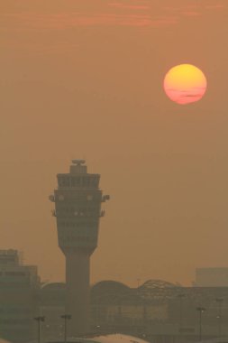 Hong kong Uluslararası Havaalanı trafik kontrol kulesi gün batımında
