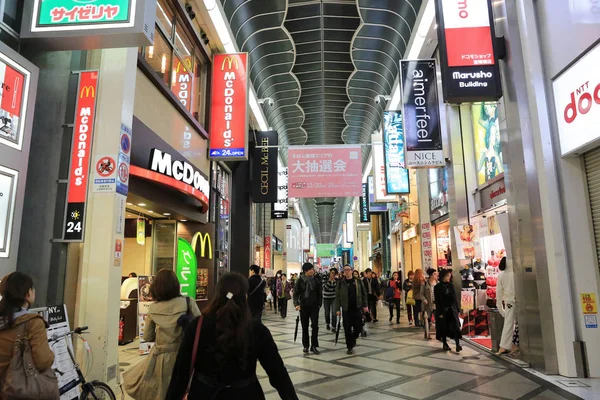 Unbekannte kaufen in Shinsaibashi Einkaufspassage ein. — Stockfoto