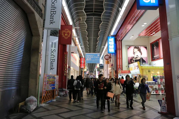 Neznámí lidé shop na Shinsaibashi nákupní pasáž. — Stock fotografie