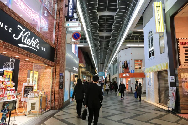Unbekannte kaufen in Shinsaibashi Einkaufspassage ein. — Stockfoto