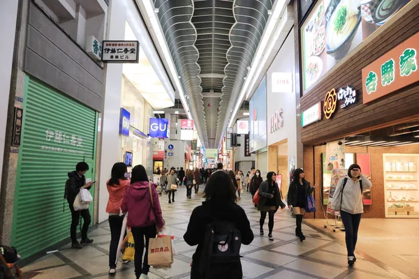 Personas no identificadas compran en Shinsaibashi Shopping arcade . — Foto de Stock