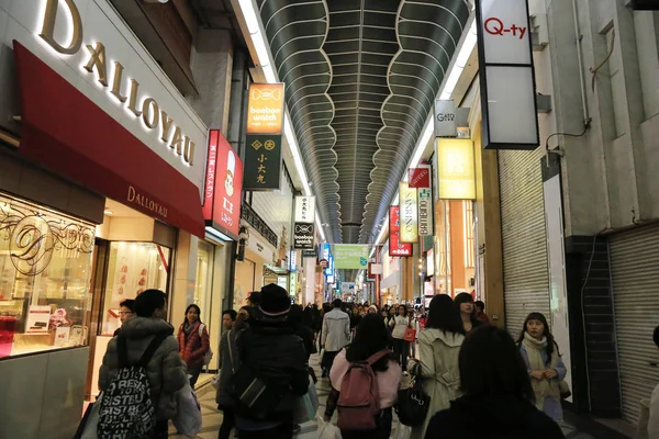 Niezidentyfikowanych ludzi sklep w pasażu handlowego Shinsaibashi. — Zdjęcie stockowe