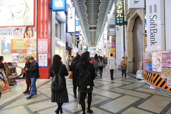 Personas no identificadas compran en Shinsaibashi Shopping arcade . — Foto de Stock