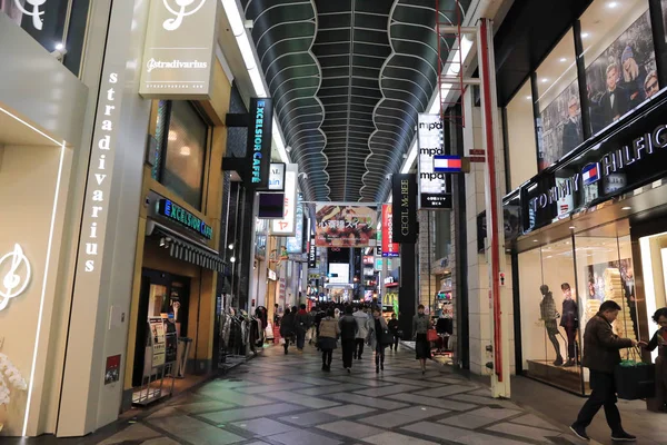 Neznámí lidé shop na Shinsaibashi nákupní pasáž. — Stock fotografie
