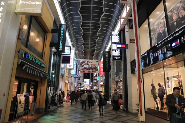 Personas no identificadas compran en Shinsaibashi Shopping arcade . — Foto de Stock