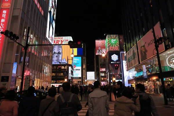 Personas no identificadas compran en Shinsaibashi Shopping arcade . — Foto de Stock