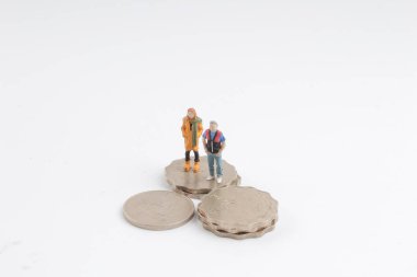  min rakam sikke yığını üstünde duran