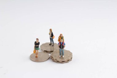  min rakam sikke yığını üstünde duran