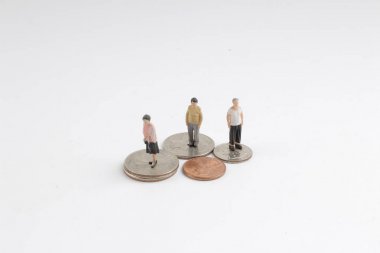  min rakam sikke yığını üstünde duran