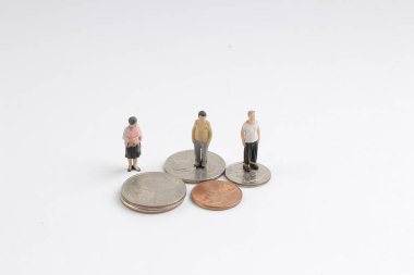  min rakam sikke yığını üstünde duran