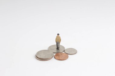  min rakam sikke yığını üstünde duran